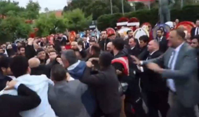 Çelenk koyma töreninde CHP ve MHP'liler arasında arbede çıktı