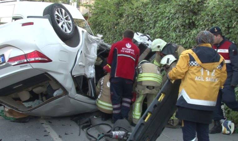 Sancaktepe’de servis minibüsü ile otomobil çarpıştı: 2 ölü