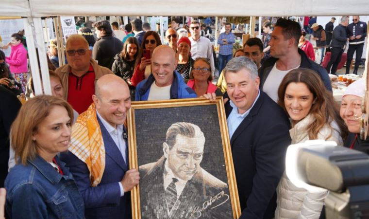 Alaçatı Ot Festivali'nde Tunç Soyer'e mozaik Atatürk portresi