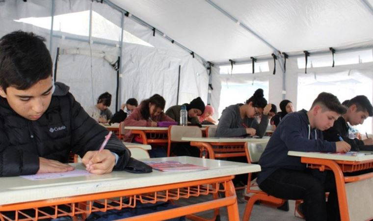 Deprem bölgesindeki öğrencilerde sınıfta kalma uygulaması olacak mı? 12. sınıf öğrencileri için devam zorunluluğu kalktı mı? Milli Eğitim Bakanı Mahmut Özer açıkladı...