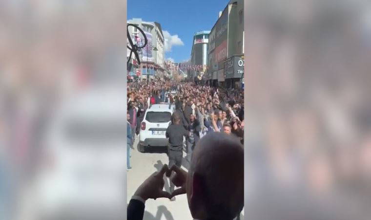 Kemal Kılıçdaroğlu, Van sokaklarında yoğun ilgiyle karşılandı... 'İlk turda bitecek!'