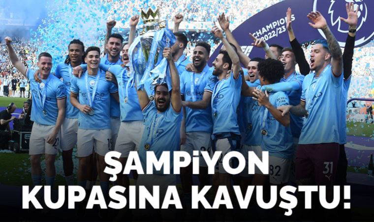 Manchester City, şampiyonluk kupasını kaldırdı