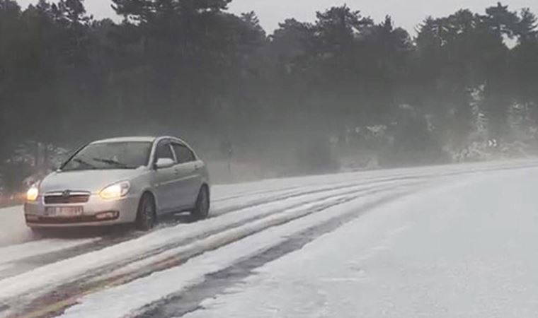 Muğla'da dolu yolları beyaza bürüdü