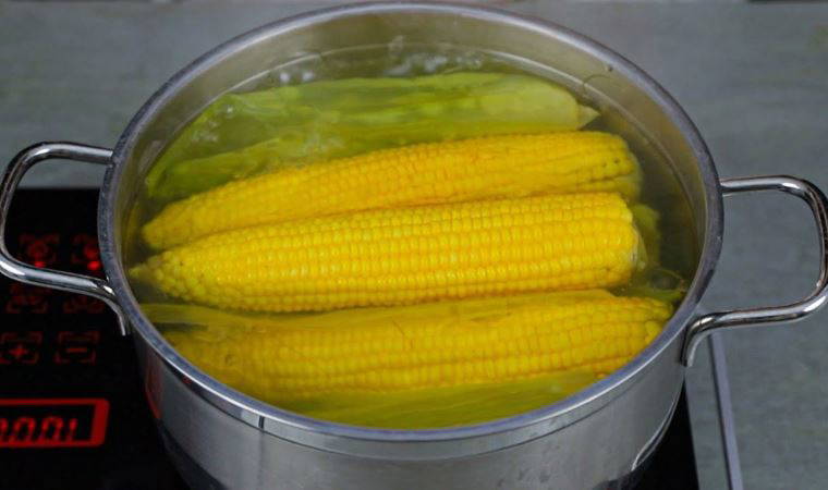 Sokak satıcılarının sattığı mısırlar meğer bu yüzden lezzetliymiş! Sırrı öğrenin