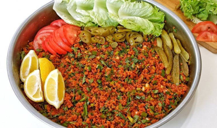 Kısır yaparken aklınızda bulunsun! 1 çorba kaşığı ekleyince lezzeti katlanıyor