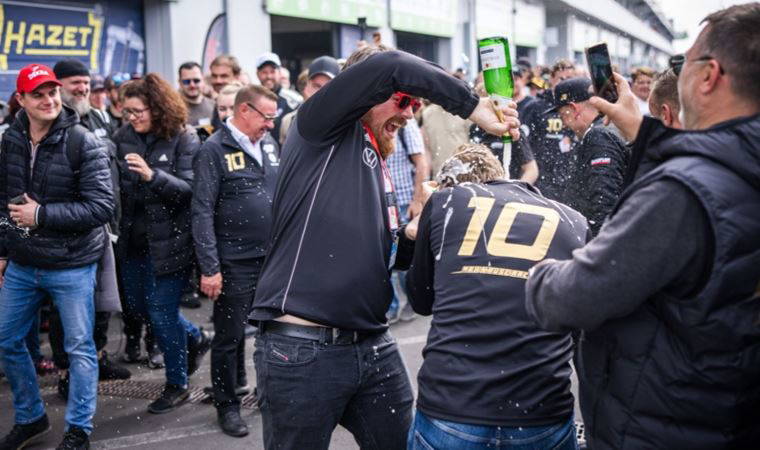 Emir Aşarı Nürburgring 24 Saat’i kazandı