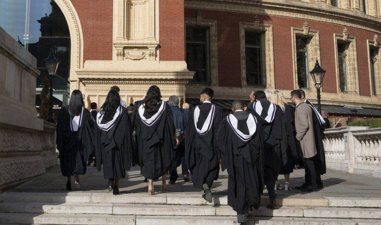 İngiltere'ye yüksek lisans için gelen yabancı öğrenciler ailelerini getiremeyecek