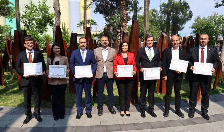İzmir’de CHP milletvekilleri mazbatalarını aldı