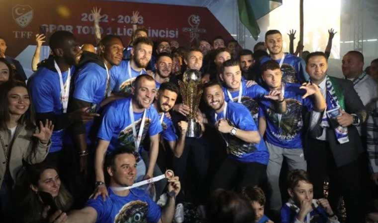 Süper Lig'e yükselen Çaykur Rizespor kupasını aldı