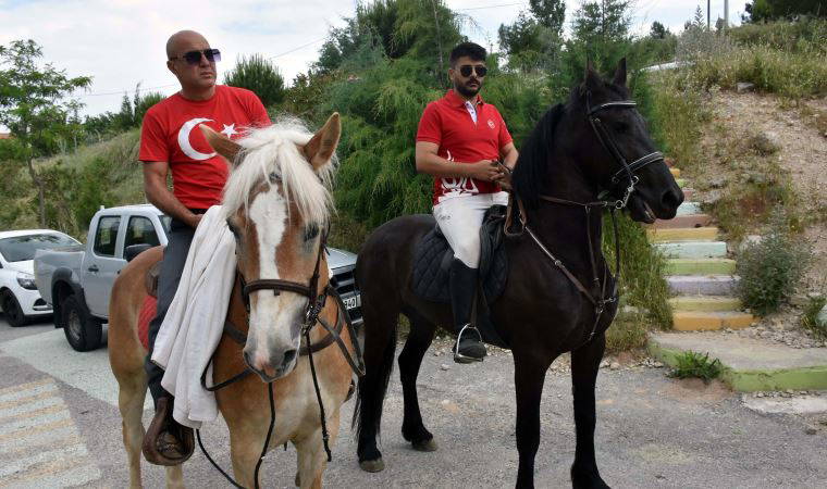 İzmir'de atları ile oy vermeye geldiler