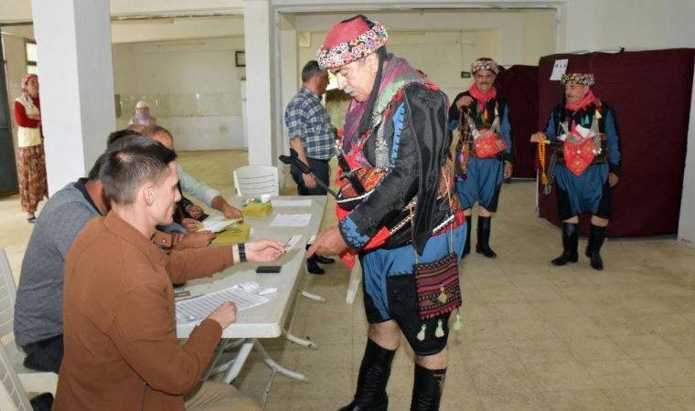 Yörük kıyafetiyle oy kullandılar