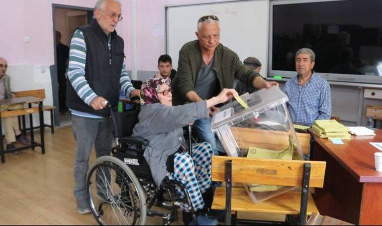 94 yaşındaki hastaneden çıkıp oy kullandı