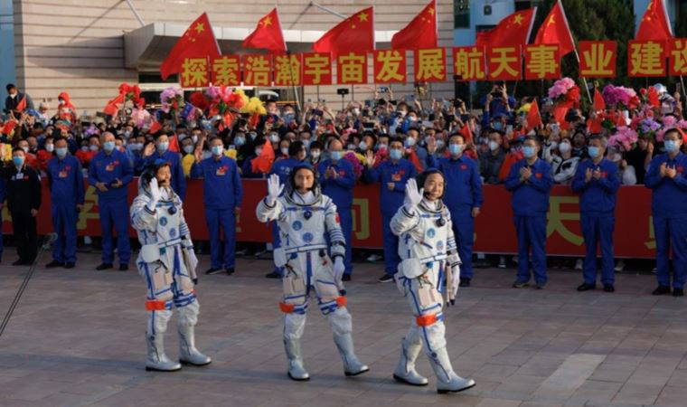 Çin, uzaya ilk sivil astronotu gönderdi