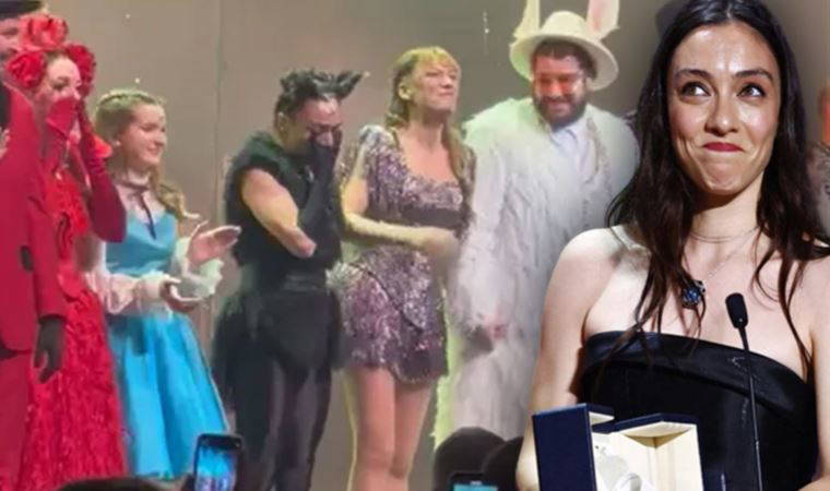Cannes dönüşü sahneye çıkan Merve Dizdar dakikalarca ayakta alkışlandı