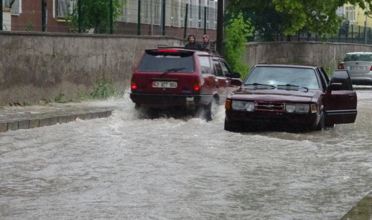 Kütahya’da şiddetli yağış hayatı felç etti: Ev ve iş yerleri sular altında kaldı