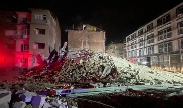 Malatya'da ağır hasarlı bina çöktü: 1 kişi enkaz altında can verdi