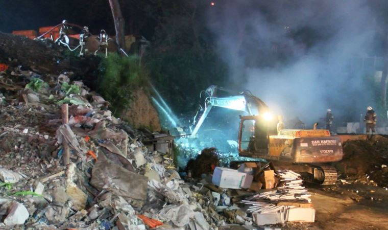 Kağıthane'de yangın paniği: Hurda deposu alev alev yandı!