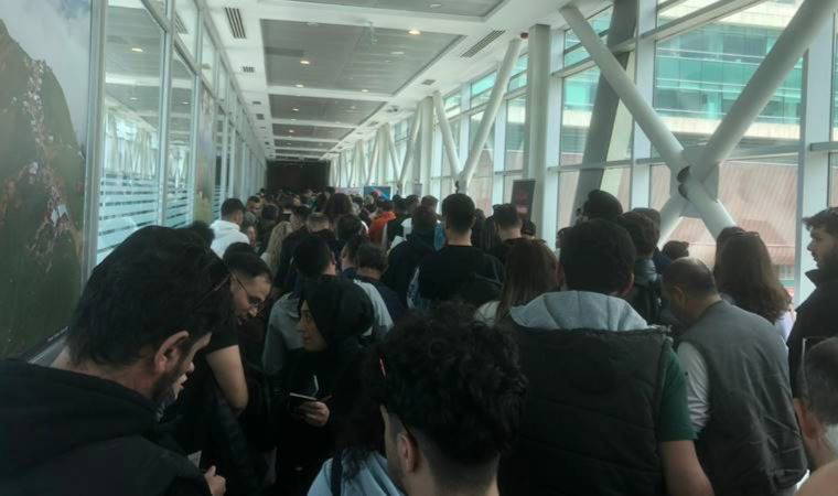 Cep telefonun ardından sınırda bu sefer de PlayStation kuyruğu