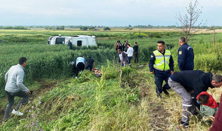 İşçi servisinin lastiği patlayınca takla atarak tarlaya devrildi: 8 yaralı