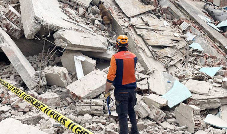 Bursa'da 4 katlı bina 'kontrollü yıkım' sırasında çöktü: Enkaz caddeye devrildi!