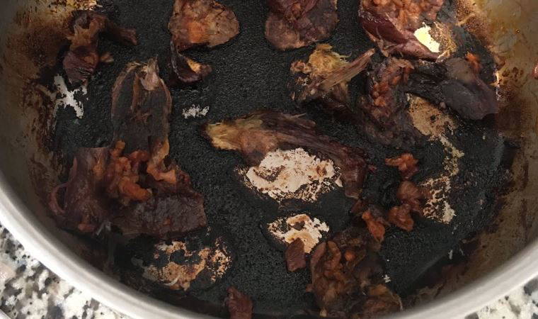 Tencerenin dibi tuttuysa işte işinize yarayacak temizlik tüyosu... Eski haline dönüyor