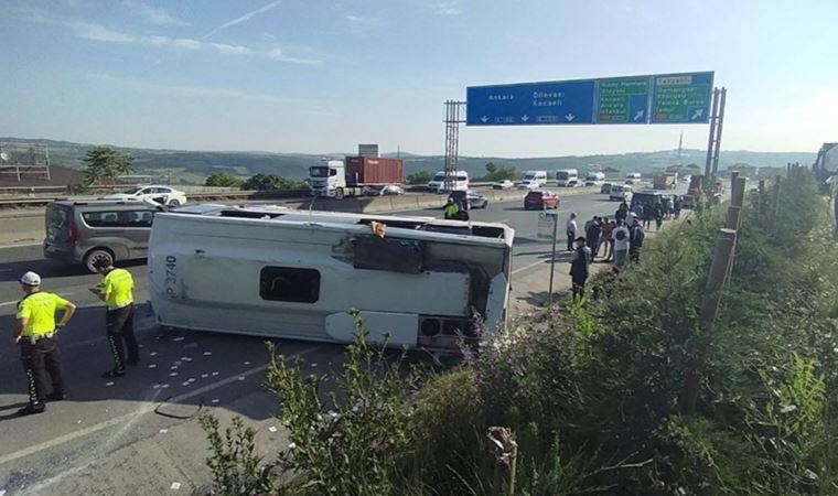 Kocaeli'de TIR'a çarparak devrilen servis aracındaki 13 işçi yaralandı