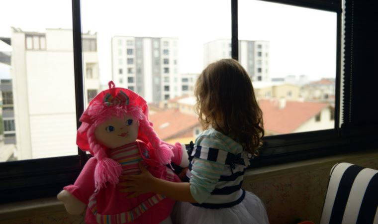 Annesiyle birlikte ev hapsinde olan küçük kız için inceleme başlatıldı