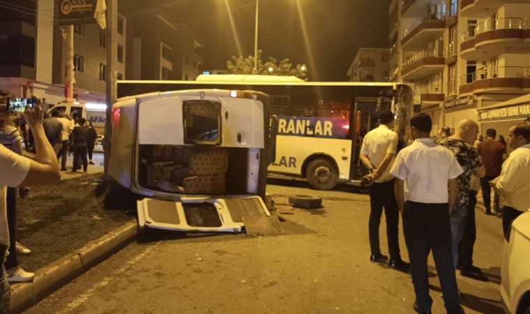 Batman'da belediye otobüsü ile minibüs çarpıştı: 8 yaralı