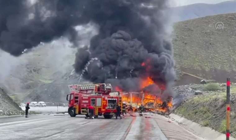 İki TIR'ın çarpışması sonucu sprey tüpleri patladı: Yol trafiğe kapatıldı