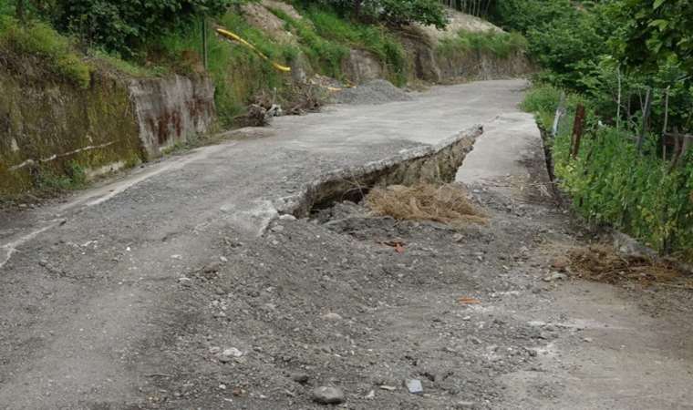 Trabzon'da heyelan nedeniyle yollar yarıldı, 25 ev zarar gördü