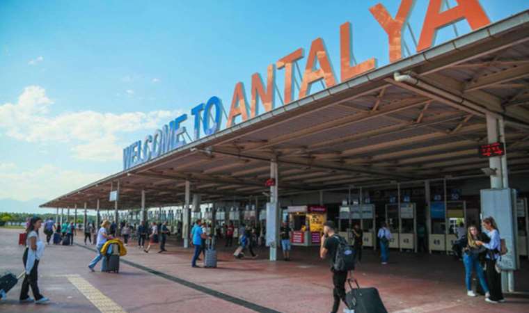 Antalya'ya turist akını: Hava yoluyla gelenlerin sayısı 4 milyonu geçti
