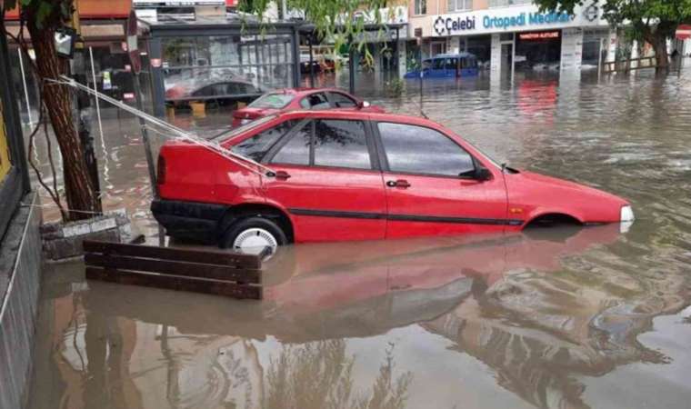 Yurttaştan sele 'ipli' çözüm: Sürüklenen otomobilini ağaca bağladı!