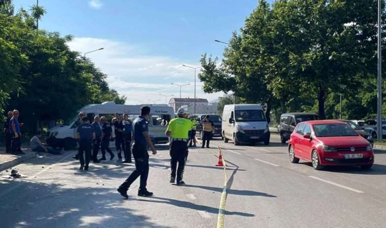 Bursa'da işçi servisi ile otomobil çarpıştı: Ölü ve yaralılar var