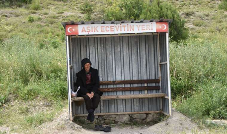 'Aşık Ecevit' sevdiği kadını 24 yıldır aynı yerde bekliyor