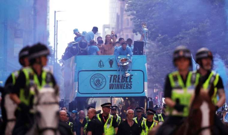 Sezonu 3 kupayla kapatan Manchester City, şehir turu attı