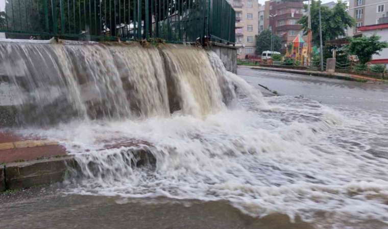 Son dakika... Samsun'da şiddetli yağış sel ve taşkınlara neden oldu! 3 ilçede okullar tatil edildi