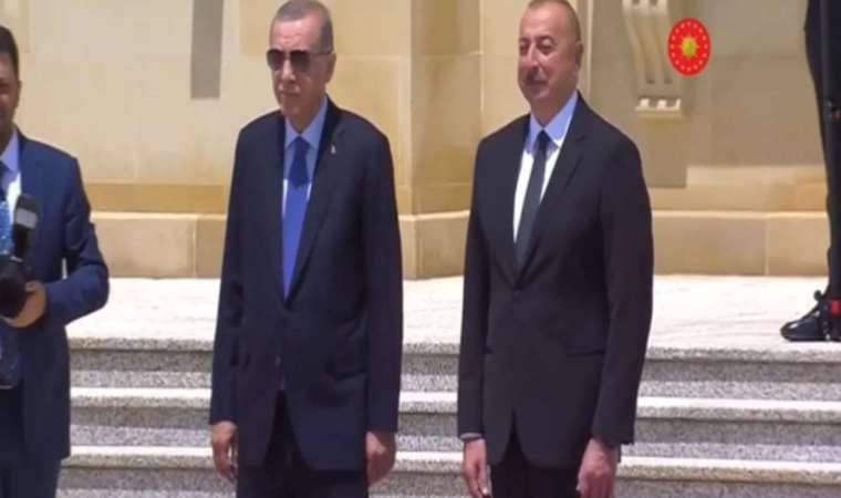 Erdoğan, Bakü'de resmi törenle karşılandı