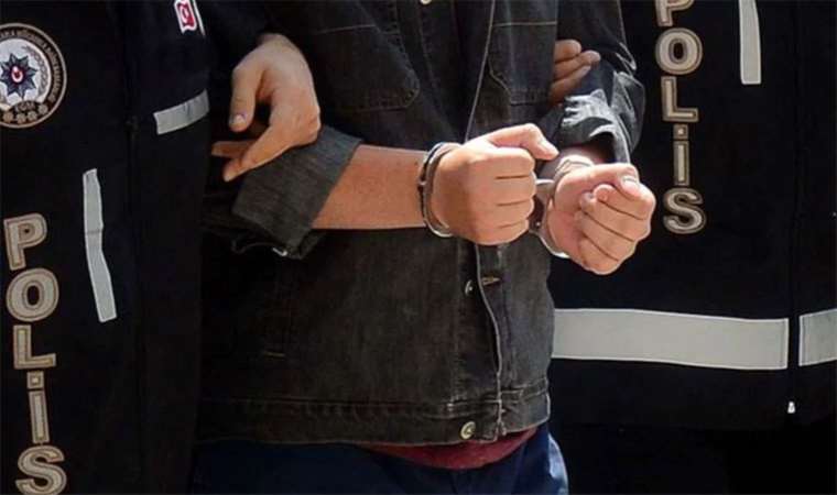 Annesi ve kız kardeşini odaya kilitleyip, babasının boğazını kesen şüpheli tutuklandı