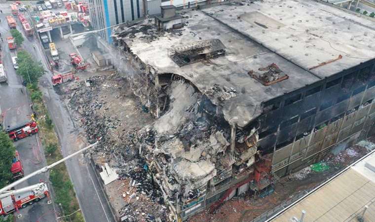 Günlerdir yanıyordu...  Başakşehir'deki fabrikada çıkan yangın 70 saat sonra söndürüldü!