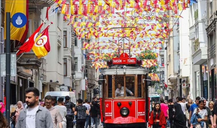Şampiyon Galatasaray'ın bayrakları İstiklal Caddesi'ne asıldı