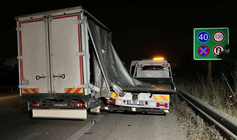 Kamyonet önce servise ardından çekiciye çarptı: 1 ölü, 2 yaralı