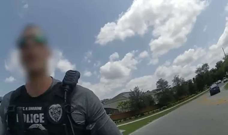 Hız yapan polisi, meslektaşı durdurdu