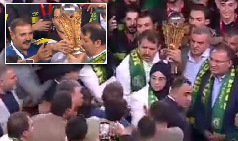 Şanlıurfaspor'un kupa töreninde gerginlik... İYİ Partili Emin Yetim ve Vali Salih Ayhan arasında tansiyon yükseldi!