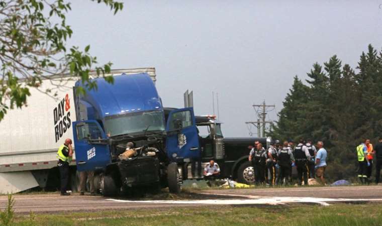 Kanada’da feci kaza: Minibüs ile tır çarpıştı, en az 10 kişi öldü
