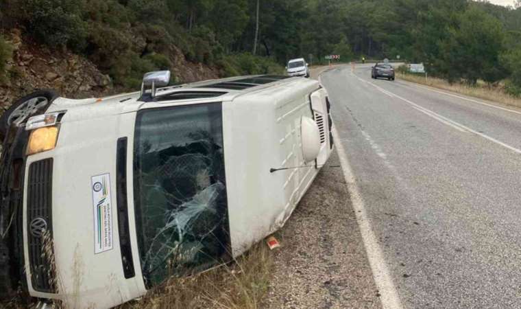 Marmaris'te personel taşıyan minibüs kaza yaptı: 8 yaralı