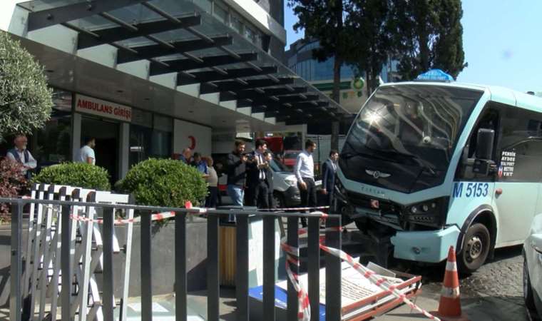 Faciadan dönüldü... Pendik’te yolcu minibüsü hastanenin bahçesine daldı