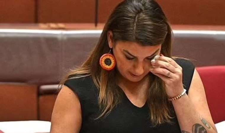 Avustralyalı senatör ağlayarak anlattı: 'Nüfuzlu bir erkek...'