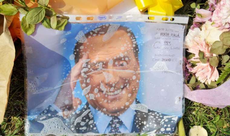 Berlusconi’nin cenazesi yakıldı, külleri villasındaki mozolede saklanacak