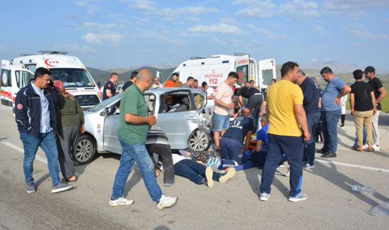 Antalya'da 2 otomobil çarpıştı... Karı-koca ve torunları öldü, 4'ü çocuk 9 kişi yaralandı