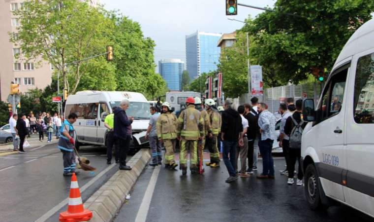 Beşiktaş'ta servis minibüsü otomobile çarptı: 4 yaralı